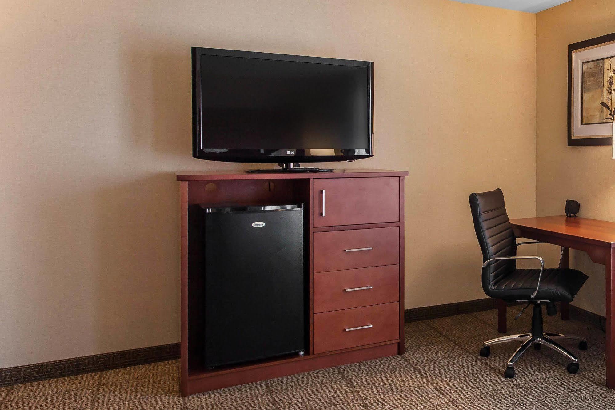 Comfort Inn & Suites Near Fallon Naval Air Station Exterior photo